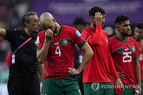 아쉬워하는 모로코 선수들[AP=연합뉴스]